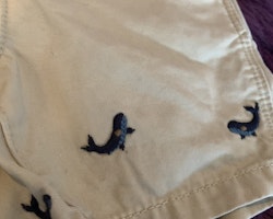 Beigea shorts med broderade blå valar från BabyGap stl 3-6 mån