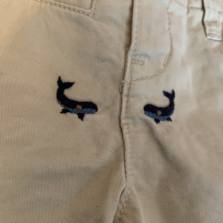 Beigea shorts med broderade blå valar från BabyGap stl 3-6 mån