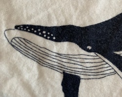3 delat paket med vit body, mössa och haklapp med mörkblå valar från Newbie stl 86 + 48/50 + OS
