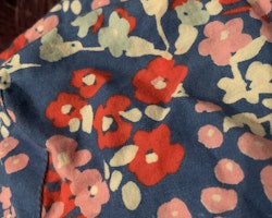 Blå sjal / schalett med blommönster i rosa, rött, ljusblått och vitt stl 2-3 år