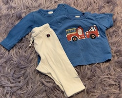 3 delat paket med blå ribbad tröja, blå t-shirt med brandbil och vita ribbade leggings från PoP stl 62