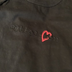 Vita byxor med röda hjärtan och en svart t-shirt med broderad text från Lundmyr of Sweden stl 6-12 mån