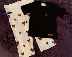 Vita byxor med röda hjärtan och en svart t-shirt med broderad text från Lundmyr of Sweden stl 6-12 mån