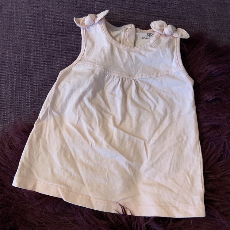 Ljusrosa linne och shorts med rosetter från La Redoute stl 74-80