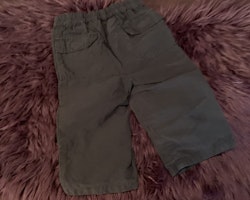 Mörkblå långa shorts från Peanuts baby stl 80