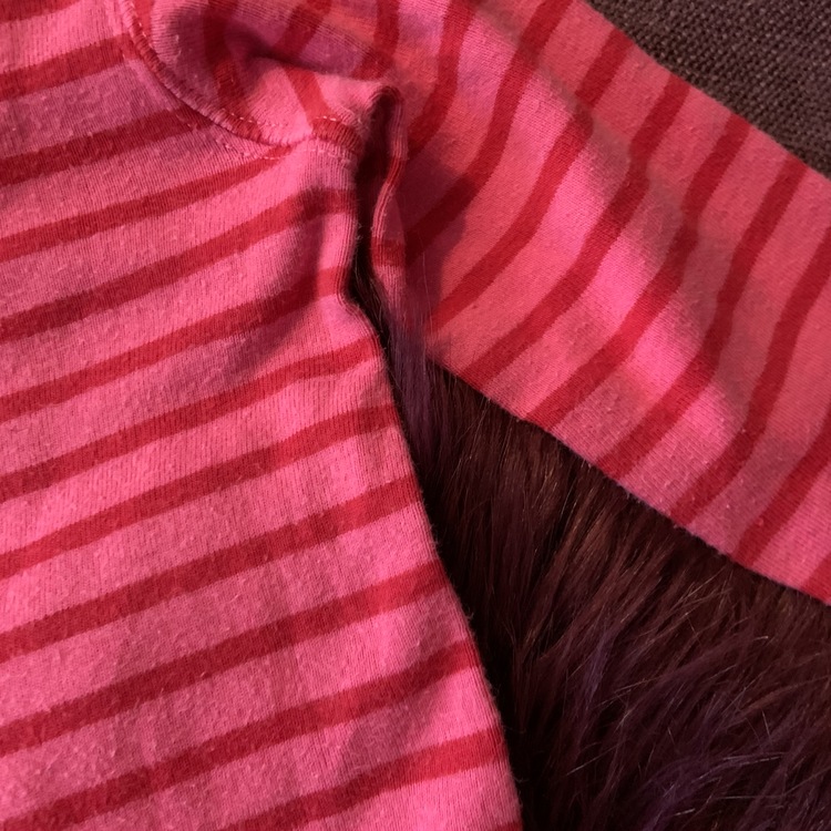 Två randiga bodies i grått/lila och rosa/rött från Kaxs stl 80