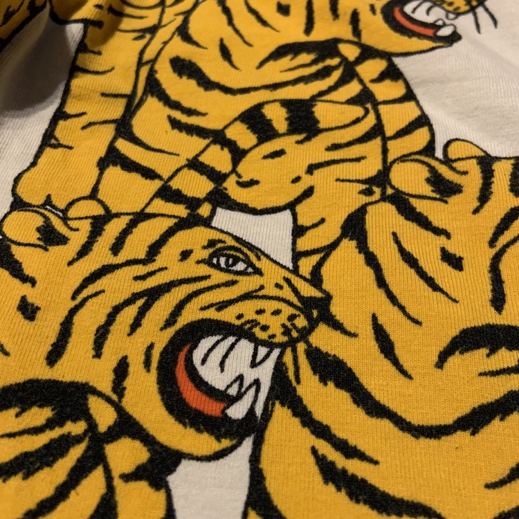 Vit body med gula och svarta bengaliska tigrar från Mini Rodini stl 56/62