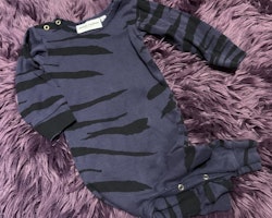 Mörklila och svart tigerrandig jumpsuit från Mini Rodini stl 56/62