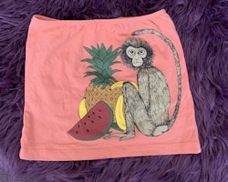 Rosa kjol med fickor och ett tryck med en apa och frukter från Mini Rodini stl 116/122 (funkar dock för mindre också, läs mer)
