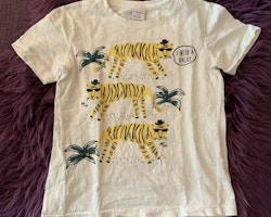 Vit t-shirt med gult och svart tigertryck från Lindex stl 110/116