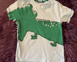 Ljusblå t-shirt med grön krokodil med 3d tänder från XMax stl 110