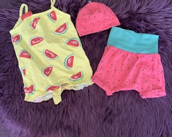 3 delat paket med tema vattenmelon bestående av romper, shorts och mössa från HM stl 50