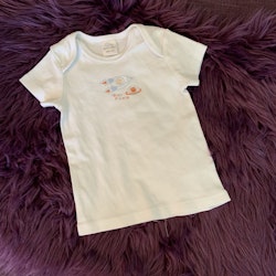 Vit t-shirt med litet rymdtryck i ljusblått och orange från Petits amis stl 74-80