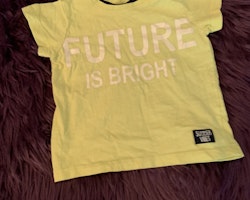 Neongul t-shirt med vitt texttryck från Kappahl stl 74