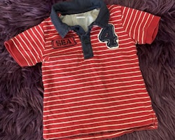 Röd piké med vita ränder, mörkblå krage samt mörkblå och vita marina applikationer från Zara Baby stl 74