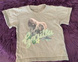 Grön t-shirt med gorilla tryck och applikation från Kolmården stl 98/104