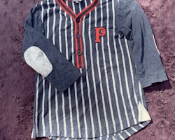 Grå- och blåmelerad baseballtröja med röda detaljer från PoP stl 86