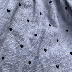 Grå klänning med svarta hjärtan och svarta strumpbyxor från HM stl 56