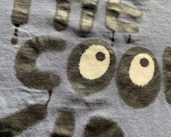 Mörkgrå tröja med texttryck från Kappahl stl 98/104
