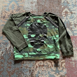Grön kamouflagemönstrad tröja med dragkedjor och svart läder döskalle från The Brand stl 104/110
