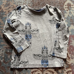Gråmelerad tröja med totempålar i svart och blått från Kappahl stl 98/104