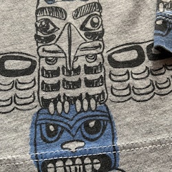 Gråmelerad tröja med totempålar i svart och blått från Kappahl stl 98/104