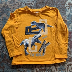 Orange tröja med blått, svart och vitt dinosaurie- samt texttryck från Dopodopo stl 104