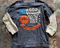 Blåmelerad tröja med fusk ärmar i vitt samt basket tryck och appliktion i blått, vitt och orange från Carter's stl 98