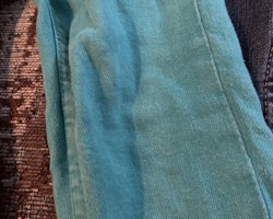Två par jeans i turkost och blått från PoP stl 98