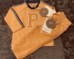 Gult set med manchester byxor och en tröja med ett stort P från PoP stl 62
