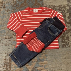 Set med röd och vit randig tröja, jeans och ett par strumpor från PoP stl 62