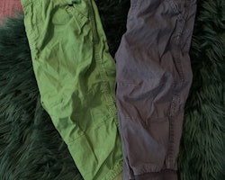 Två par byxor i grönt resp mörkblått från PoP stl 86