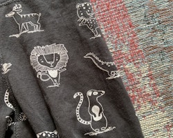 Svarta leggings med vitt djurtryck med tex lejon, lemur och igelkott från Lindex stl 68