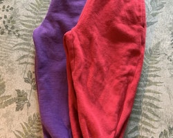 3 delat paket mjukisbyxor i lila och rött från My wear stl 86/92