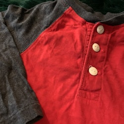 Röd tröja med gråblåmelerade ärmar och krage från Ralph Lauren stl 18 mån