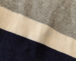 Grå, vit och mörkblå stickad tröja från Pomp de Lux stl 86