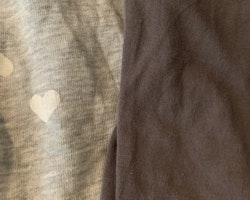 Ett par grå mjukisbyxor med vita hjärtan och ett par mörkgrå leggings från HM stl 86