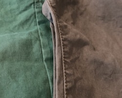 Två par byxor av chinostyp i khaki- resp skogsgrönt från Pomp de Lux stl 86