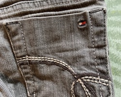 Grå jeans från Tommy Hilfiger stl 98