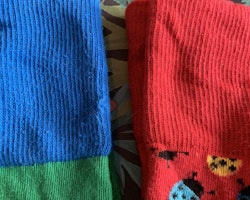 Två par färgglada strumpor med bl.a nyckelpigor från Happy socks stl 24-26