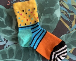 Ett par färgglada randiga och prickiga strumpor från Happy socks stl 22-24