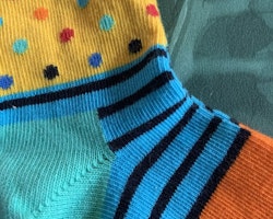Ett par färgglada randiga och prickiga strumpor från Happy socks stl 22-24