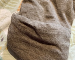 Brunmelerad lättfodrad tygoverall med stickade detaljer, ficka på magen med teddybjörnhuvud och huva med öron från Newbie stl 68