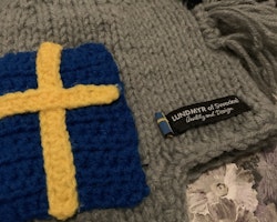 Grå och svart stickad mössa med en mohawk av garn och virkade svenska flaggor från Lundmyr of Sweden stl 0-6 mån