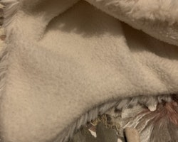 Vit fleecefodrad mössa med öron i pile från HM stl 74
