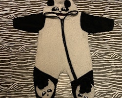 Svartvit fluffig panda overall med matchade tossor från My wear stl 62