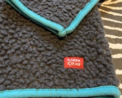 Mörkgrå fleecetröja/Jacka med turkosa detaljer från Tjaba Tjena stl 86/92