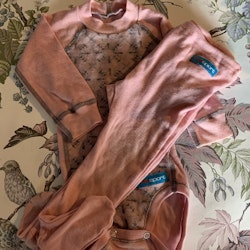 Ljusrosa ullbody med ljusgrått mönster och matchande helrosa byxor med fot från Iris Sport stl 70