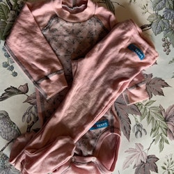 Ljusrosa ullbody med ljusgrått mönster och matchande helrosa byxor med fot från Iris Sport stl 70