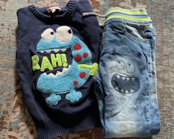 Tvådelat set med jeans och mörkblå stickad tröja med monster från Bluezoo stl 98 & 98/104